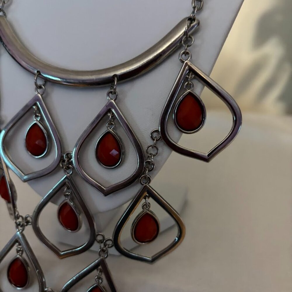Beautiful and Unusual Red Color Necklace (21") in Silver Tone - Picture 3 of 14